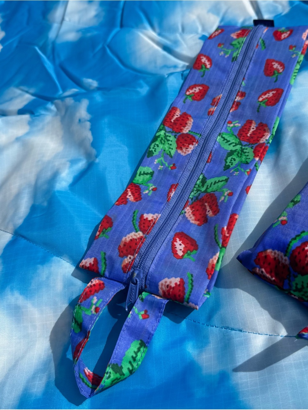 BAGGU Wild Strawberries / Strawberry - 3D Zip Pouch - Travel Bag